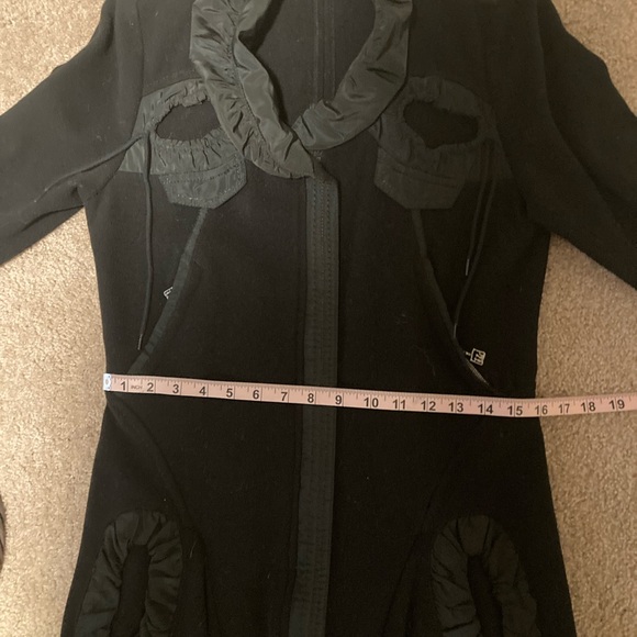 An interesting black warm jacket - Picture 13 of 16